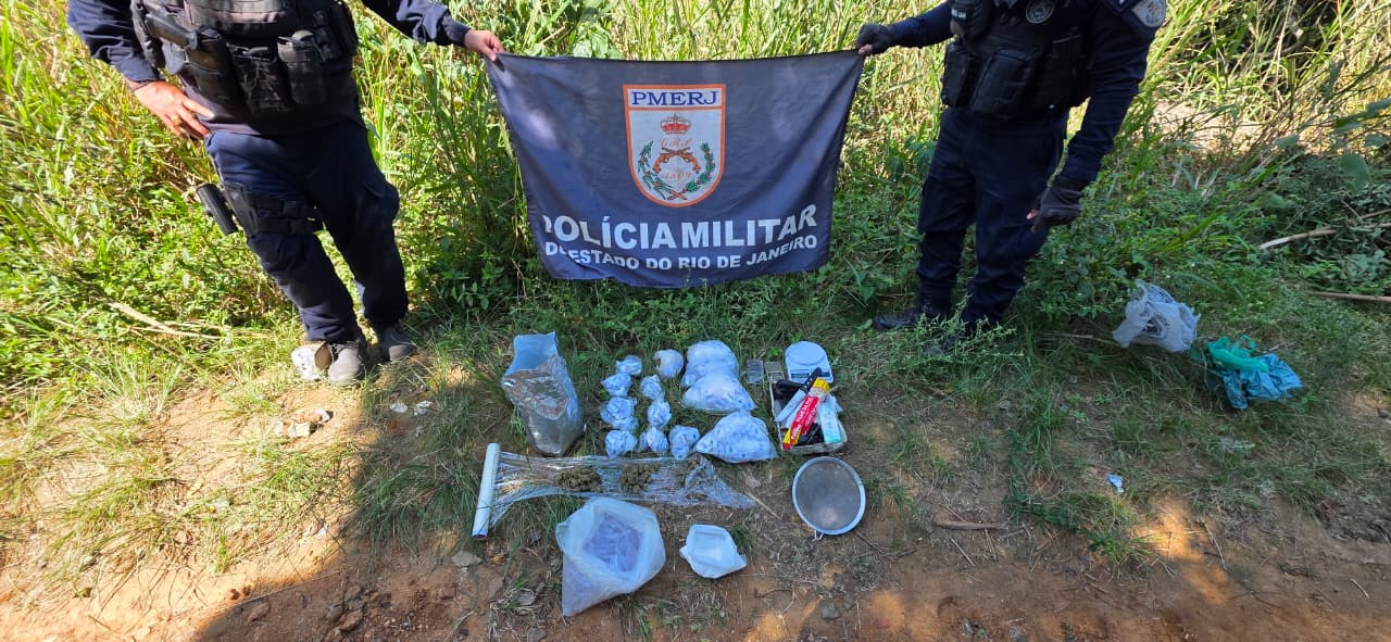 Informações do Disque Denúncia ajudam PMs do 25º BPM a apreender drogas em Búzios